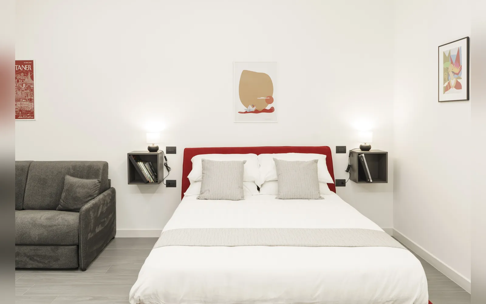 Il letto rosso fra la poltrona e il comodino