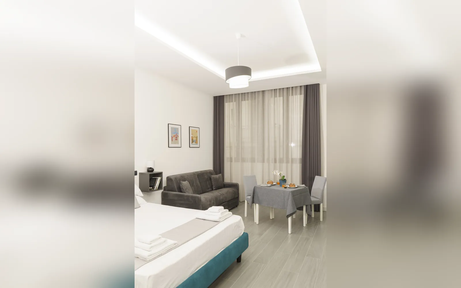 Il monolocale dall’ingresso, con il letto, il divano e il tavolo